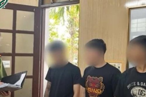 Kinh hãi nhóm 'quái xế' vác đao kiếm truy đuổi, đánh người dã man chỉ vì 'không vừa mắt'