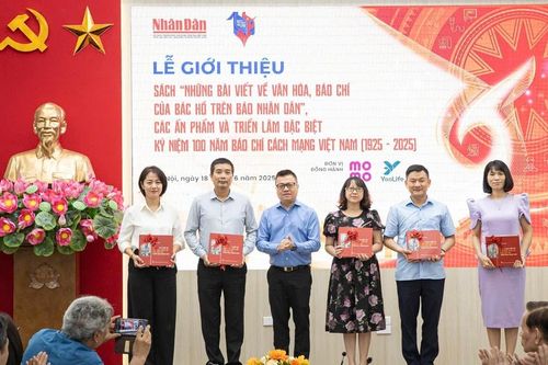 Ra mắt sách 'Những bài viết về văn hóa, báo chí của Bác Hồ trên báo Nhân Dân'
