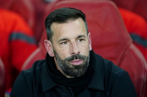 Van Nistelrooy tích cực mua sắm
