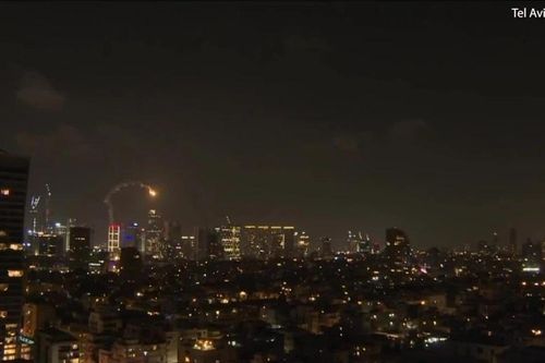 Tên lửa Israel rơi xuống đất phát nổ dữ dội