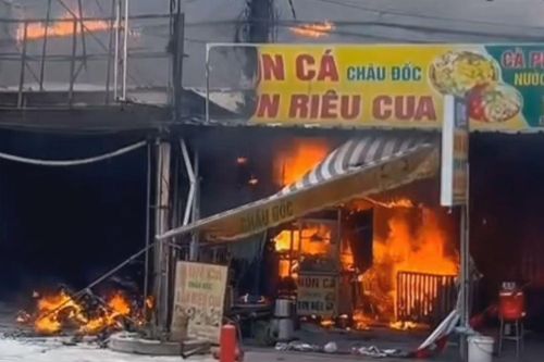 Chồng đổ xăng dọa vợ, tiệm gội đầu ở Bình Dương bốc cháy