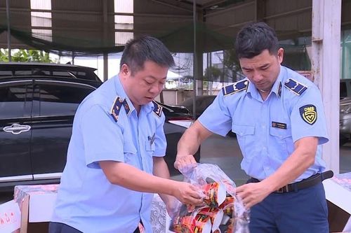 Tiêu hủy gần 2.000 gói bim bim giả mạo nhãn hiệu 'tăm cay Bà Tuyết'