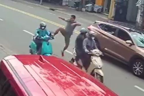 Người đàn ông đạp ngã nữ tài xế xe ôm công nghệ ở Bình Dương
