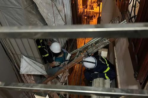 Cứu 1 người phụ nữ bị mắc kẹt tại ngôi nhà cao tầng ở Cầu Giấy
