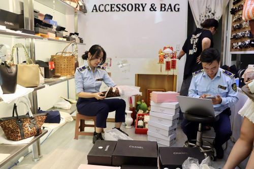 Xử phạt hơn 300 triệu đồng các hộ kinh doanh vi phạm môi trường, hàng giả và hàng lậu