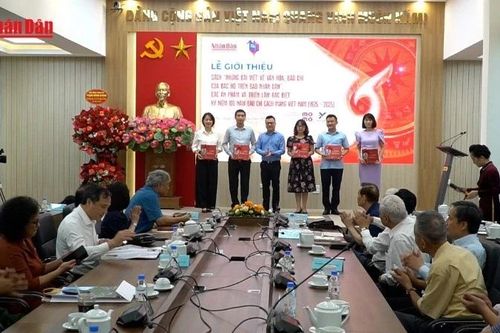 Ra mắt sách 'Những bài viết về văn hóa, báo chí của Bác Hồ trên Báo Nhân Dân'