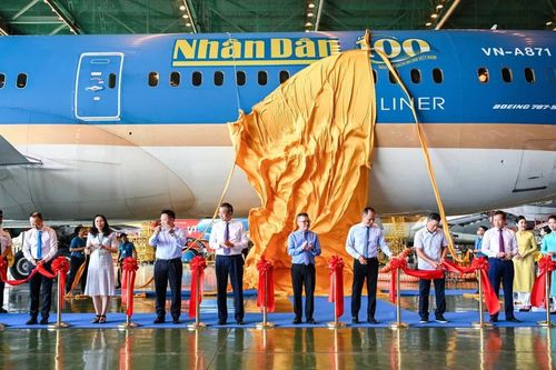 Ra mắt logo Báo Nhân Dân trên máy bay của Vietnam Airlines nhân kỷ niệm 100 năm Ngày Báo chí Cách mạng Việt Nam