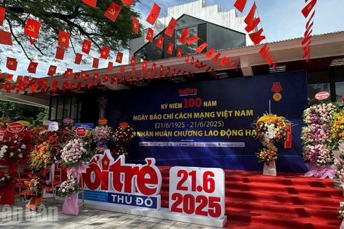 Báo Tuổi trẻ Thủ đô vinh dự đón nhận Huân chương lao động hạng Ba