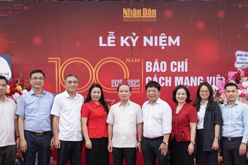 Báo Nhân Dân đón nhận những tình cảm tốt đẹp của các cơ quan, đơn vị nhân kỷ niệm 100 năm Ngày Báo chí Cách mạng Việt Nam
