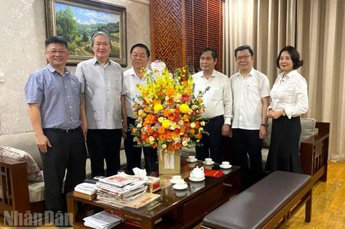 Trưởng Ban Tuyên giáo và Dân vận Trung ương thăm và chúc mừng các nhà báo lão thành