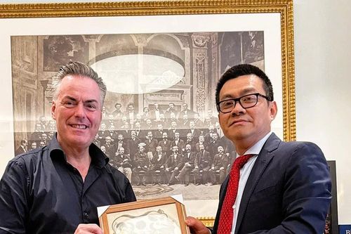 Đại sứ Vũ Lê Thái Hoàng làm việc với Chủ tịch Dàn nhạc Giao hưởng Viên