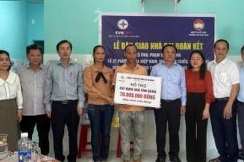 PC Đà Nẵng bàn giao 2 nhà Tình nghĩa cho hộ nghèo