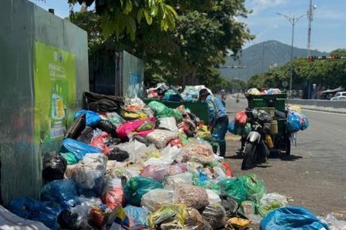 Vì sao rác sinh hoạt dồn ứ trên nhiều tuyến phố ở quận Liên Chiểu?