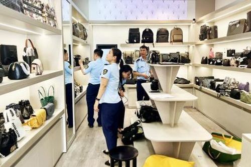 Xử phạt hơn 300 triệu đồng đối với 3 trường hợp kinh doanh hàng giả, hàng lậu, hàng không rõ nguồn gốc xuất xứ