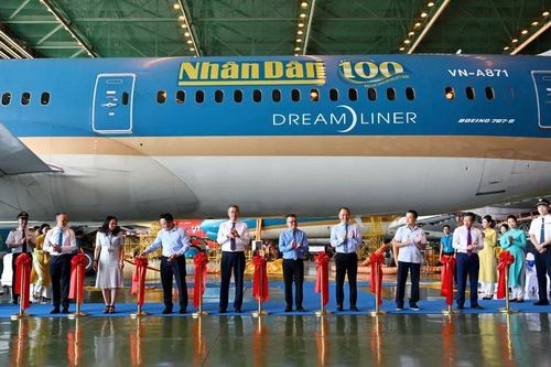 Ra mắt chiếc máy bay đặc biệt mang biểu trưng '100 năm Báo chí Cách mạng Việt Nam'
