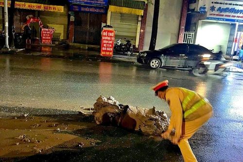 Xử phạt tài xế gần 20 triệu vì làm rơi đất thải trên đường