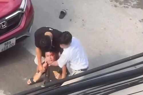 Va chạm giao thông, hai cha con hành hung nam thanh niên