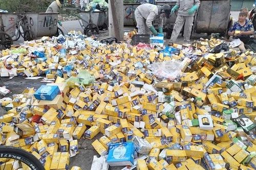 Hàng nghìn hộp thực phẩm chức năng đổ ở bãi rác TP Hạ Long
