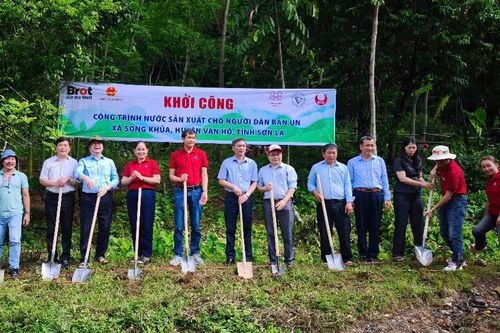 Chủ tịch VUSTA Phan Xuân Dũng dự lễ khởi công công trình nước tại bản Un