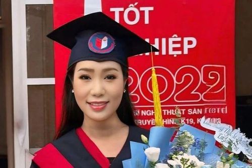 NSƯT Trịnh Kim Chi nhận bằng thạc sĩ ở tuổi U60