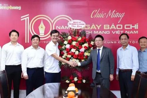Bí thư thứ nhất Trung ương Đoàn chúc mừng Báo Tiền Phong dịp kỷ niệm 100 năm Ngày Báo chí Cách mạng Việt Nam