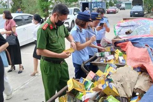 Phát hiện hàng vạn hộp thực phẩm chức năng bị đổ ở Hạ Long