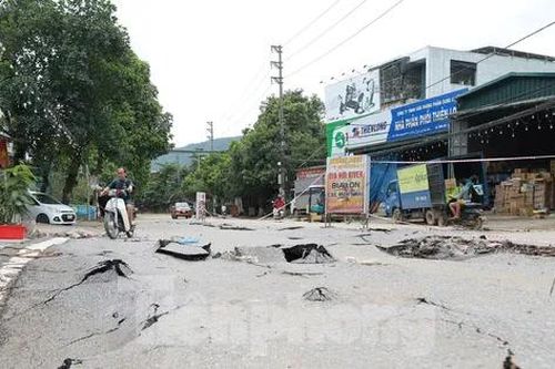 Cận cảnh tuyến đường bị bong, nứt nghiêm trọng sau mưa lớn tại Hòa Bình