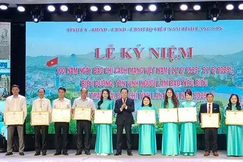 Phóng viên Tiền Phong nhận bằng khen của tỉnh Lạng Sơn, Thái Nguyên