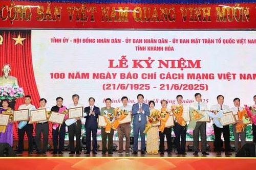 Báo Tiền Phong nhận Bằng khen của Chủ tịch UBND tỉnh Khánh Hòa