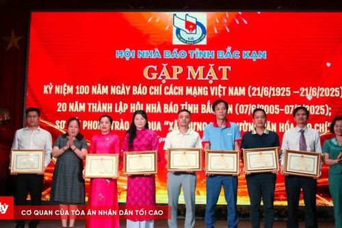 Phóng viên Báo Công lý nhận Bằng khen của Chủ tịch UBND tỉnh Bắc Kạn