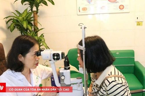 Khám mắt và phát thuốc miễn phí cho hơn 300 phóng viên, nhà báo