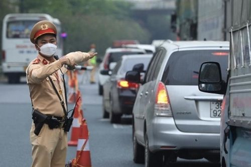 Cảnh sát giao thông có được dừng xe kiểm tra trên cao tốc?