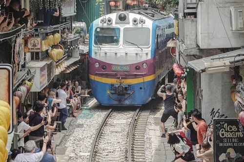 'Thót tim' cảnh khách lao ra đường ray, trượt ngã ở phố cà phê đường tàu Hà Nội