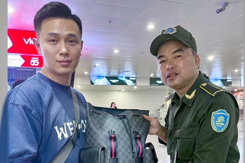 Khách Trung Quốc cầu cứu ở sân bay Nội Bài vì thất lạc ba lô chứa vật giá trị