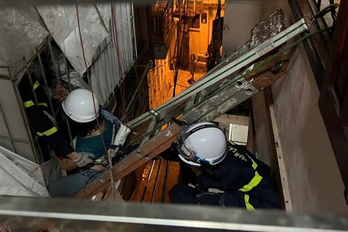 Hà Nội: Dùng dây chuyên dụng giải cứu người phụ nữ mắc kẹt ở ô cửa tầng 3