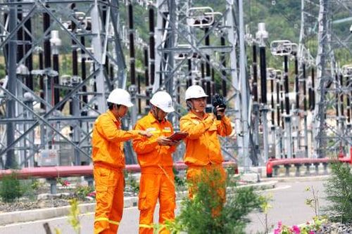 Kỹ sư điện dầm mình giữa nắng 40 độ C quyết giữ mạch nguồn quốc gia