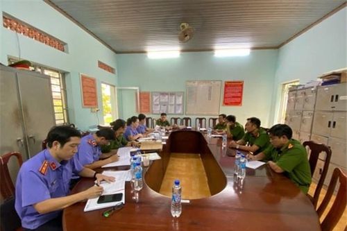 Trực tiếp kiểm sát việc tạm giữ, tạm giam tại Phân trại tạm giam khu vực huyện Long Đất