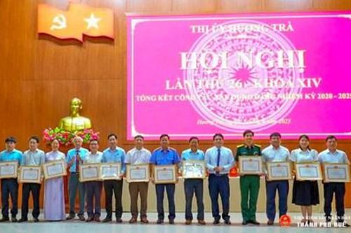 Chi bộ VKSND thị xã Hương Trà được Thị ủy tặng Giấy khen