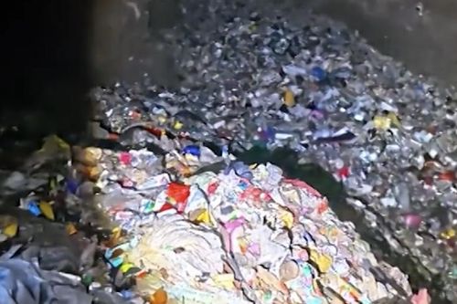 Bật ngửa trước những 'núi rác' giữa lòng kỳ quan nơi hạ giới ở Trung Quốc