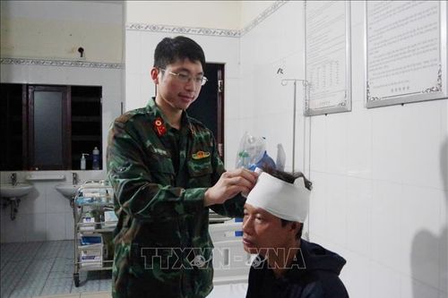 Cấp cứu kịp thời ngư dân bị tai nạn lao động khi đánh bắt hải sản ở Trường Sa