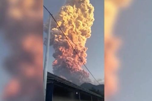 Núi lửa ở Indonesia phun mây tro bụi cao 11km