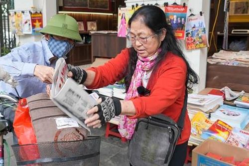 Lão bà 73 tuổi giữ sạp báo bên hiên phố cổ