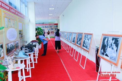 Triển lãm trưng bày hàng chục hiện vật gắn bó với các thế hệ người làm báo xứ Thanh