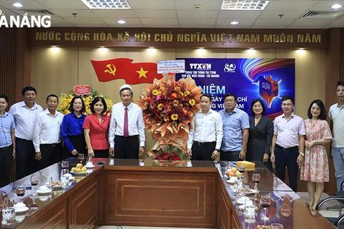 Lãnh đạo thành phố thăm, chúc mừng cơ quan báo chí
