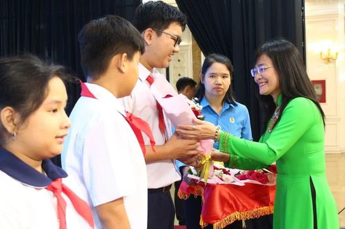 Công đoàn Viên chức tỉnh tuyên dương 334 học sinh Học giỏi, sống tốt