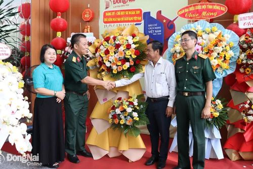 Nhiều đơn vị quân đội và các cơ quan chúc mừng Báo Đồng Nai nhân kỷ niệm Ngày Báo chí cách mạng Việt Nam 21-6