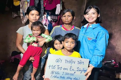 Trao tiền hỗ trợ cho các em nhỏ có hoàn cảnh khó khăn tại xã Chư Đang Ya