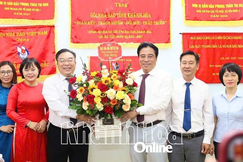 Phó Bí thư Thường trực Tỉnh ủy Nguyễn Khắc Toàn thăm, chúc mừng các cơ quan báo chí