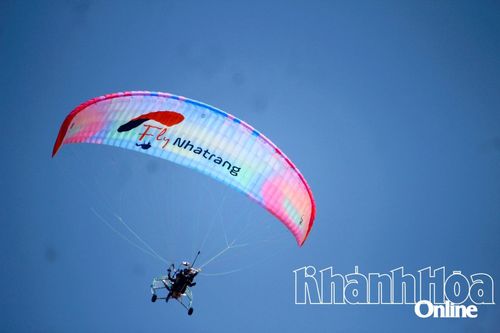 Biểu diễn dù lượn dọc bờ biển Nha Trang