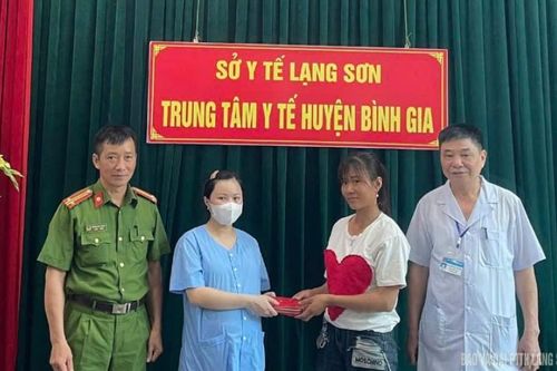 Bình Gia: Nhân viên y tế nhặt được ví tiền, trả lại người đánh rơi
